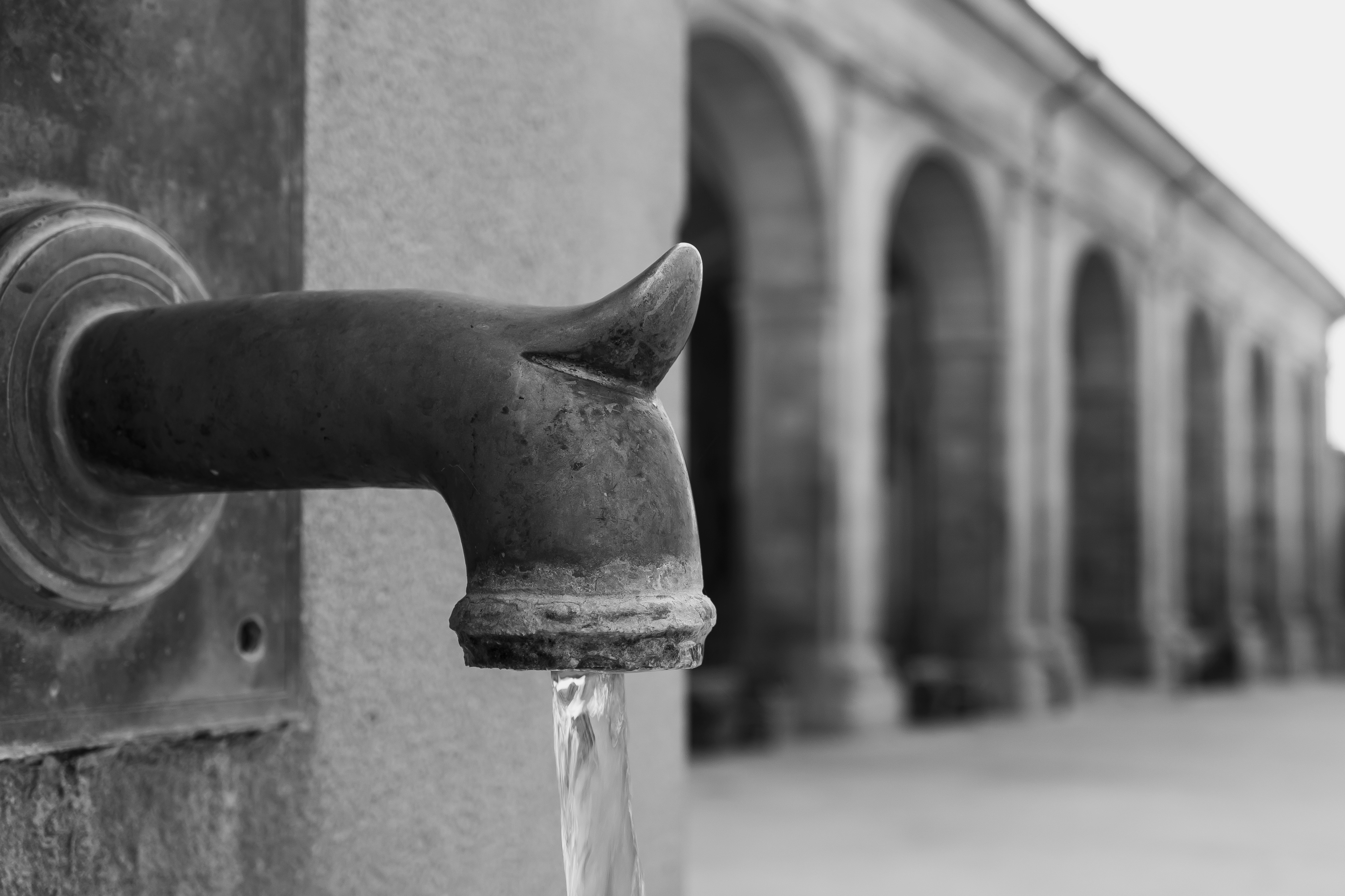 Fontana di acqua pubblica potabile